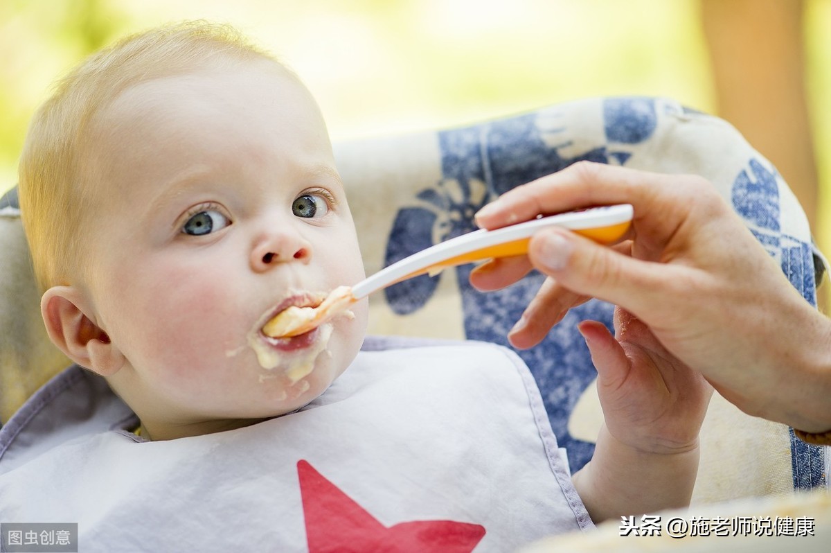 爸妈千万不要咀嚼食物来喂宝宝，你知道危害吗？你小时候经历过？