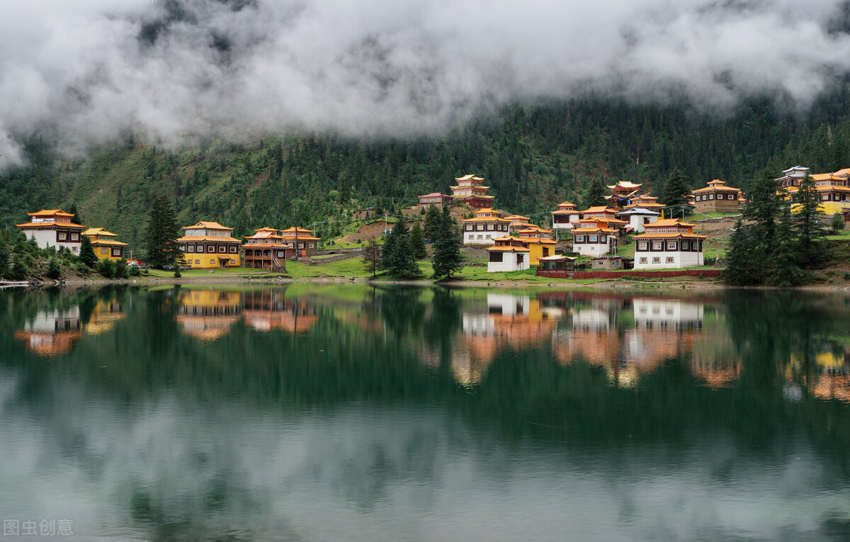 The Cuoka Lake in western Sichuan has lake water comparable to Jiuzhai, which is psychedelic like a fairyland