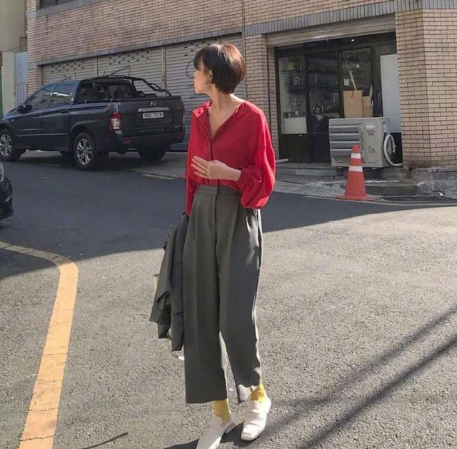 韩国女生真会穿！仅一款“个性包包”搭遍基本款，她是如何做的？