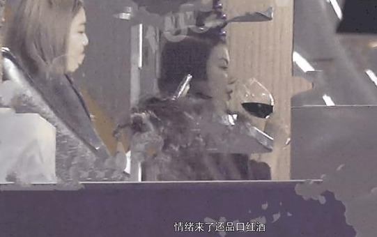 王菲深夜带女儿美发，两人同框似姐妹，网友：李嫣像50岁的人了