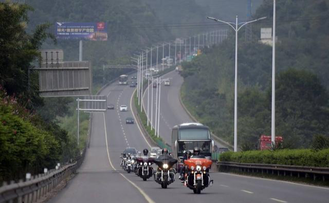重庆被称为摩托车之都，摩托车超百万，如今已成为年轻人的最爱
