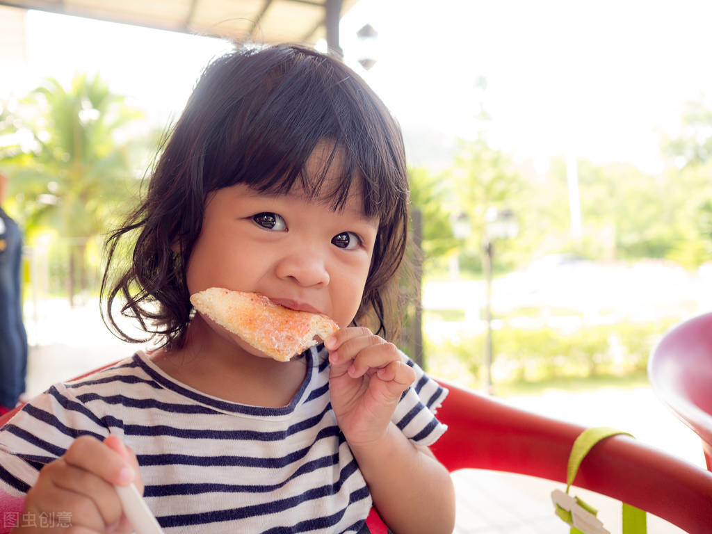 這五種零食正在催熟孩子，孩子再喜歡，也不要給孩子吃