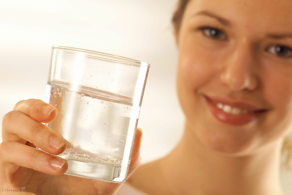 多喝水能減肥嗎？正確的喝水方法，讓你2個月多瘦4斤