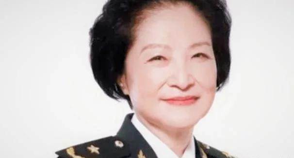 她是開國大將的夫人，如今97歲依舊健在，8個子女都是國之棟梁