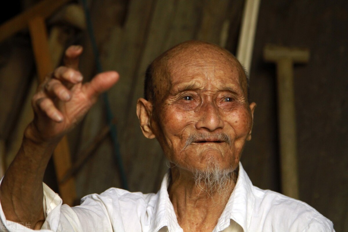 75岁的老人对96岁的父亲说：爸，你再不死，我也活不了多久了