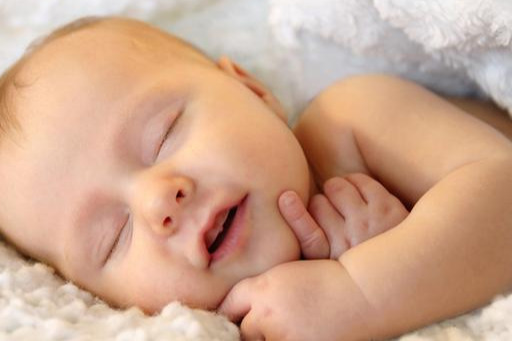 抱着睡，放下就醒，掌握非要抱睡原因，一网打尽宝宝糟糕睡眠问题