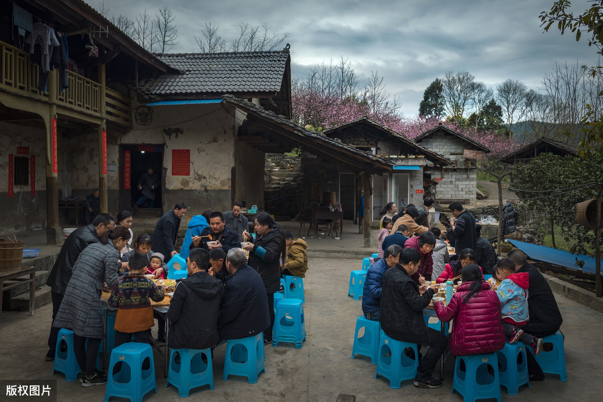 乡村合并，为啥农民不乐意？老农给出答案，网友：不能越拆越穷