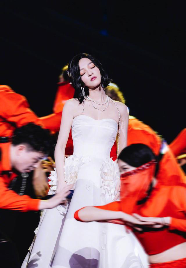 张韶涵珍珠项链经典绝美，舞台造型十分抢眼，当年的她又美回来了
