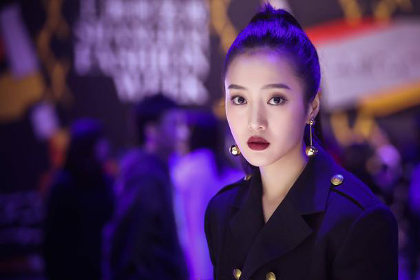 王梓薇俏皮少女耳環(huán)時(shí)尚百搭，日常休閑風(fēng)學(xué)生氣息十足，非常減齡