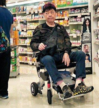 晚年凄凉！香港“靓声王”张伟文靠轮椅代步，病痛缠身再摔断左脚