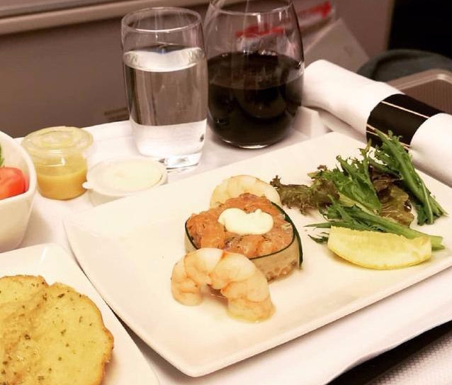 王俊凯连飞机餐都记得打包带走，网友重点：飞机餐这么丰富？