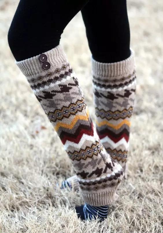 嫌弃买的袜子难看，自己织双毛线袜，在家穿着好看又保暖！附图解