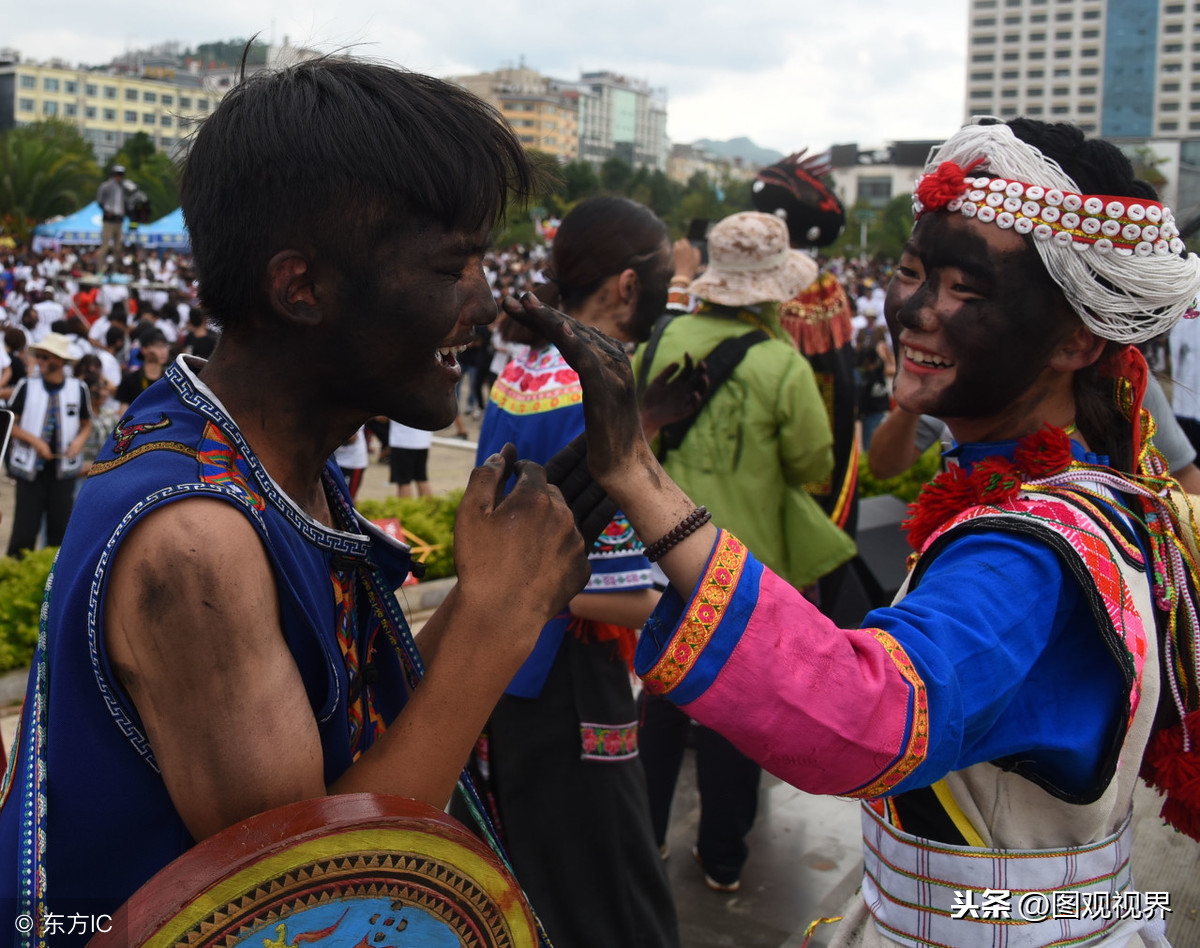 盘点中国少数民族中的10个传统节日，有用锅灰把人脸抹黑的节日