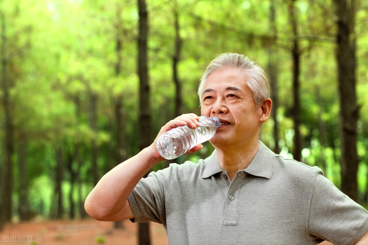 提醒：喝水并不是越多越好！每天到底应该喝多少水？