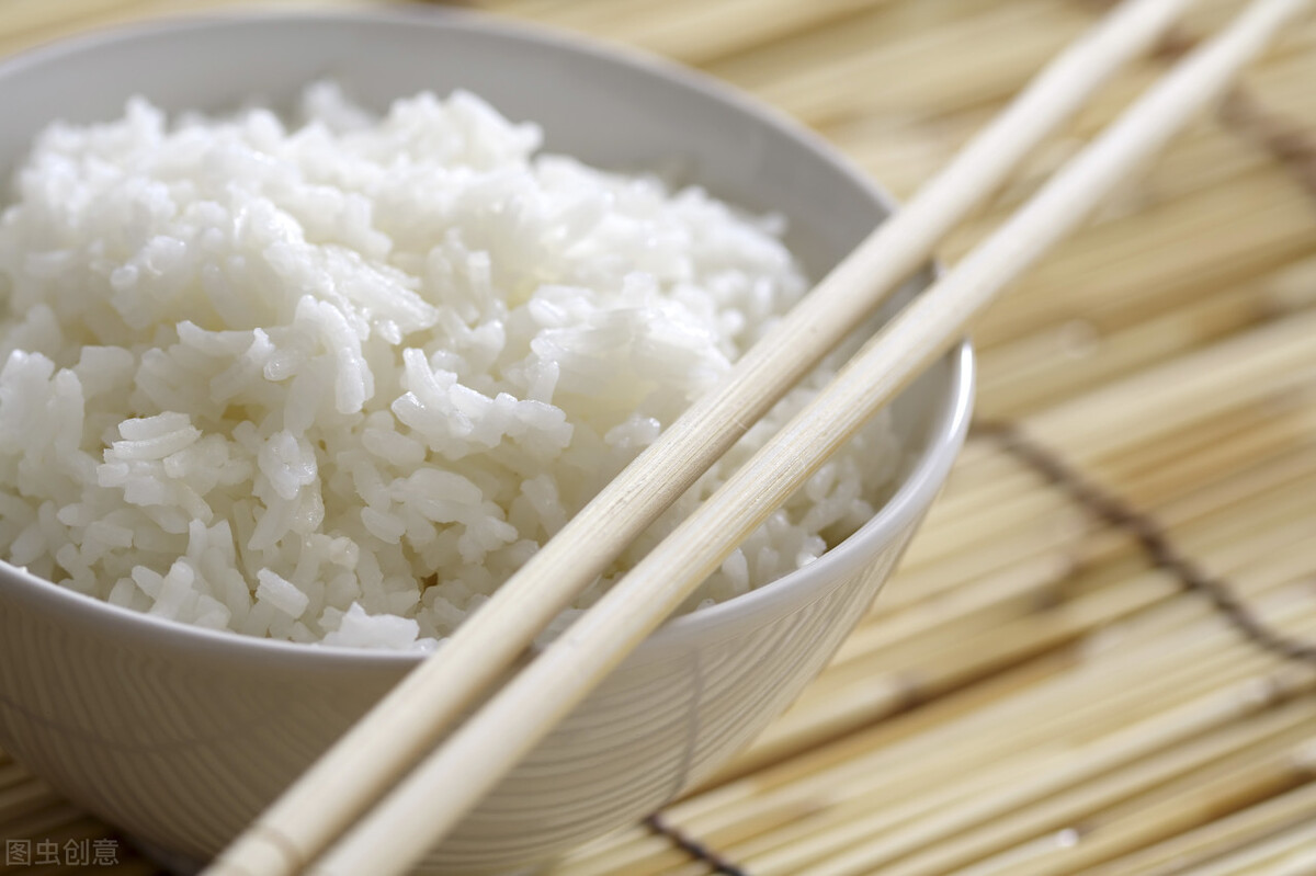煮米饭，不要直接加水下锅，牢记2个技巧，米饭香软，粒粒分明