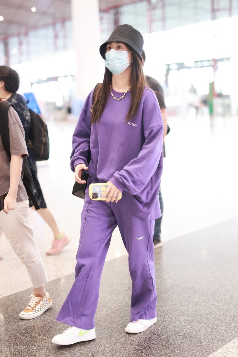 刘芸一身紫色运动装现身机场，虽戴帽子遮盖，却掩不住憔悴
