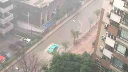 广州中心城区挂起暴雨橙色预警信号 部分道路出现水浸