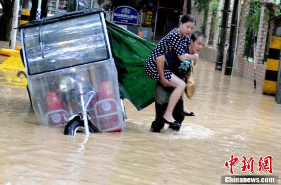 台风“莫兰蒂”袭福州 暴雨致市区积水严重