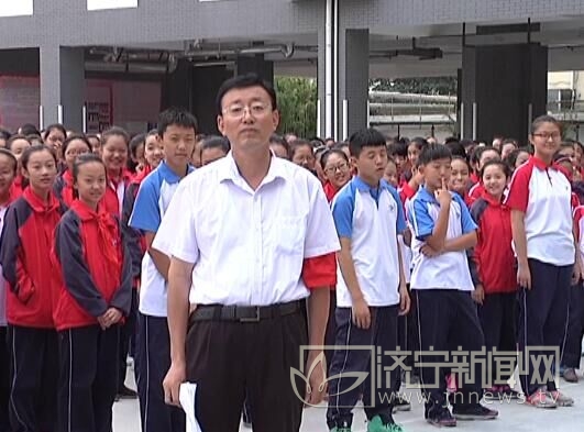 济宁市第十五中学：一场特殊的升旗仪式 防空疏散演练铭记历史