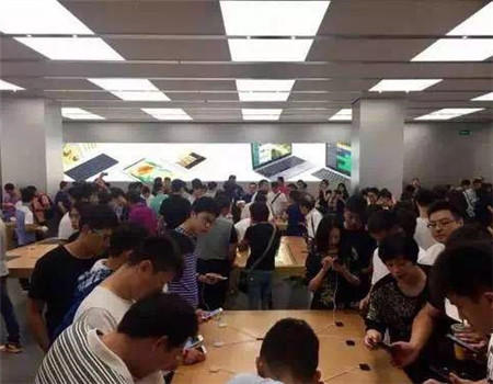 苹果iPhone7昨日上市 各地“果粉”疯狂抢购