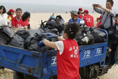 龙口开展全民净滩活动 近千人一上午清垃圾6吨