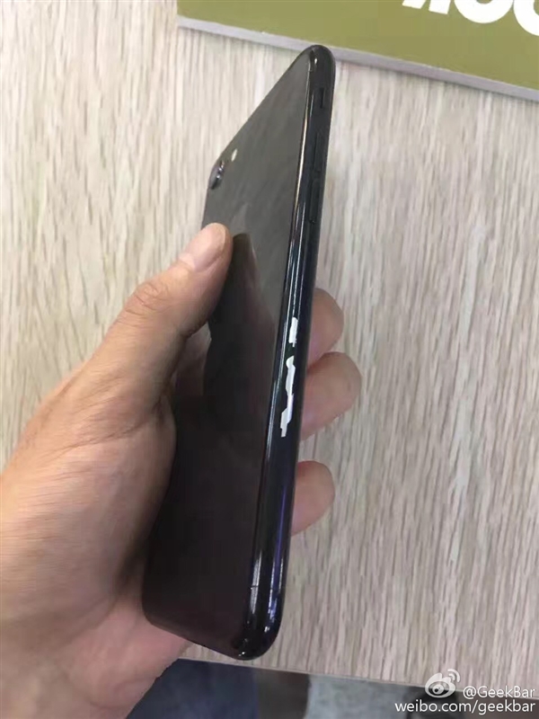 赶快配保护壳！亮黑iPhone7被曝掉漆