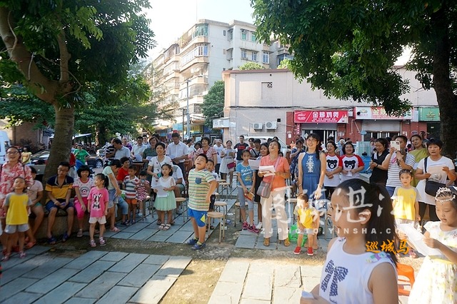 霞山爱国街道汉口社区创文亲子诵读活动受街坊欢迎