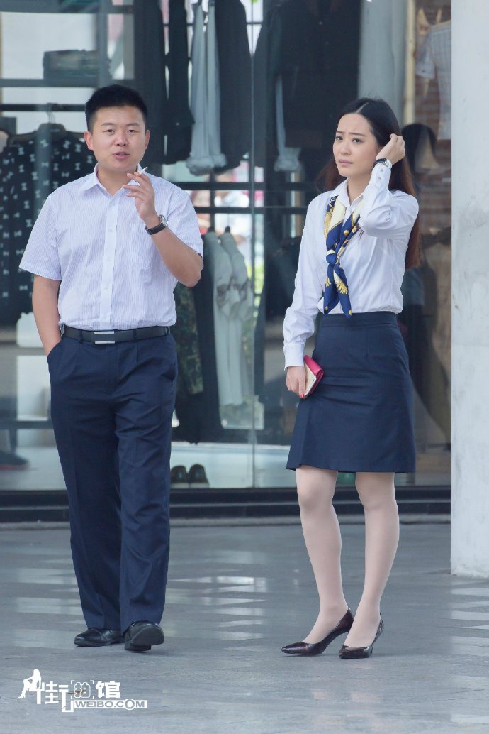 街拍衬衫短裙肉丝高跟职业装制服OL，带着丝巾像是在银行上班。