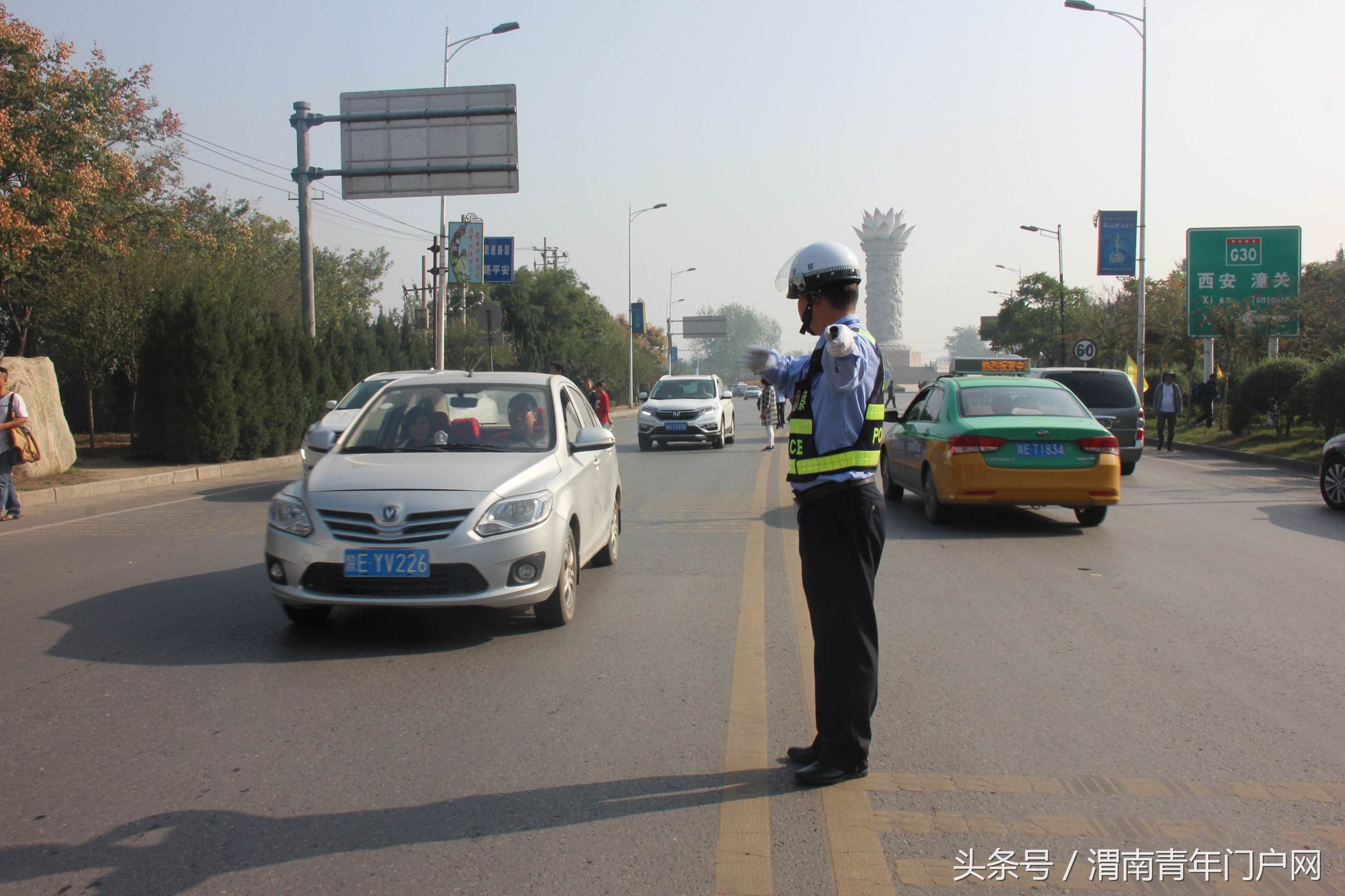 华阴交警全警参战 确保国庆节期间道路交通安全畅通