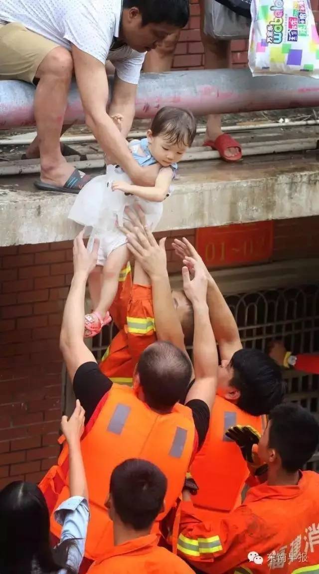 致敬泉州消防官兵鏖战12小时，救助179名群众