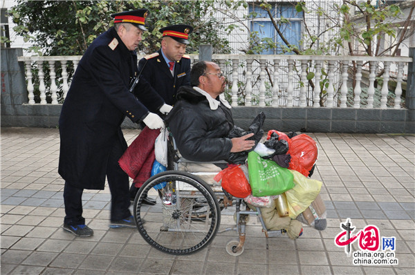 凯里站党员爱心接力 助残疾旅客顺利返乡过春节