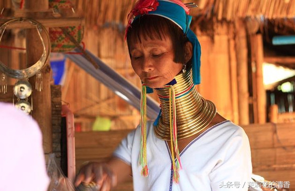 直击泰国神秘的“长颈族”，在脖子上带铜圈，取下的样子令人心酸