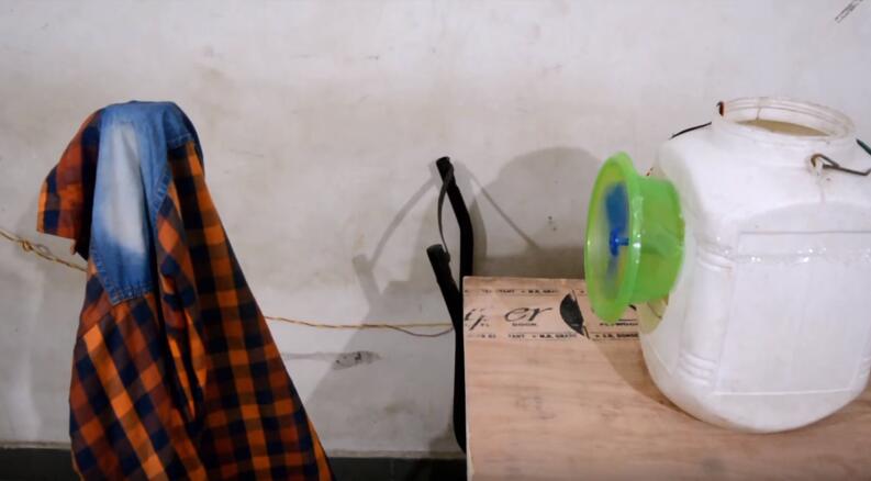 切开塑料桶并装入电热圈，用它刚洗的衣服也能快速烘干