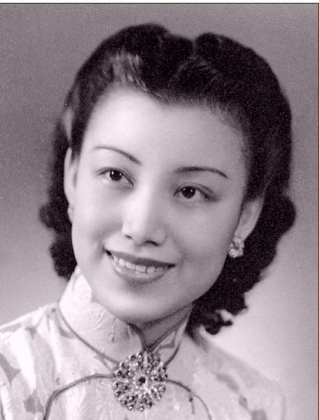 94年张学良唯一健在的儿子回国，飞机上要人照顾，64岁不会讲汉语