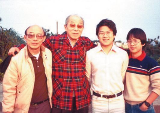 94年张学良唯一健在的儿子回国，飞机上要人照顾，64岁不会讲汉语
