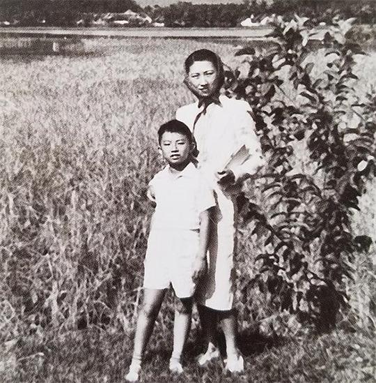 94年张学良唯一健在的儿子回国，飞机上要人照顾，64岁不会讲汉语