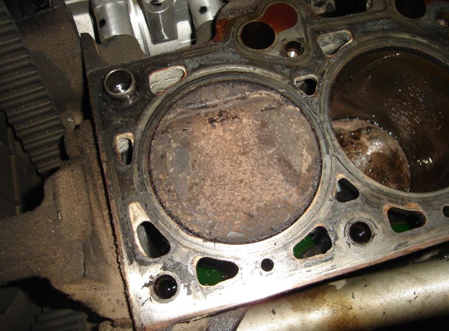 What is the relationship between burning engine oil and cleaning carbon