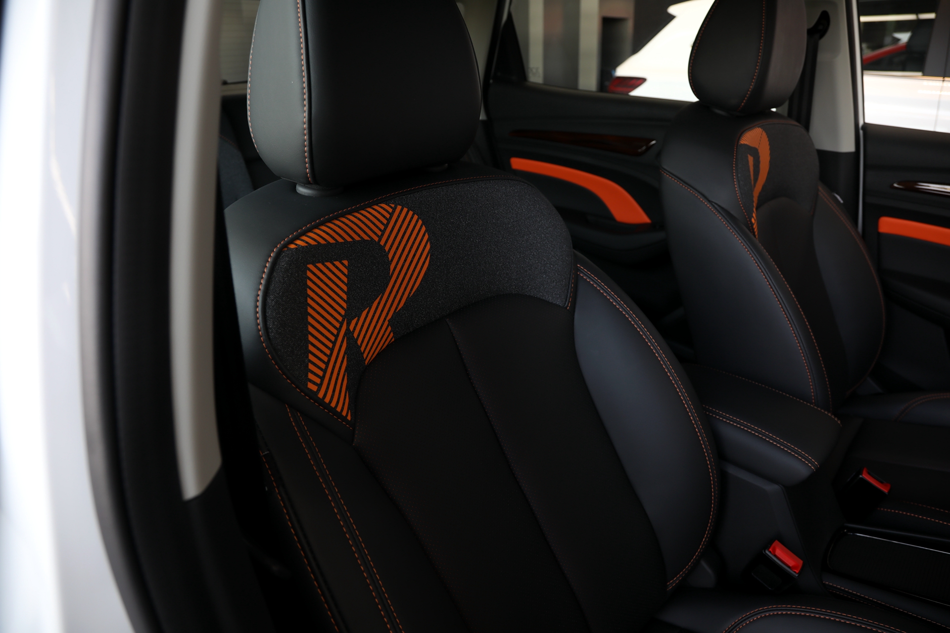 不到10万元产品力如何？荣威RX3 PRO到店实拍 配置挺丰富