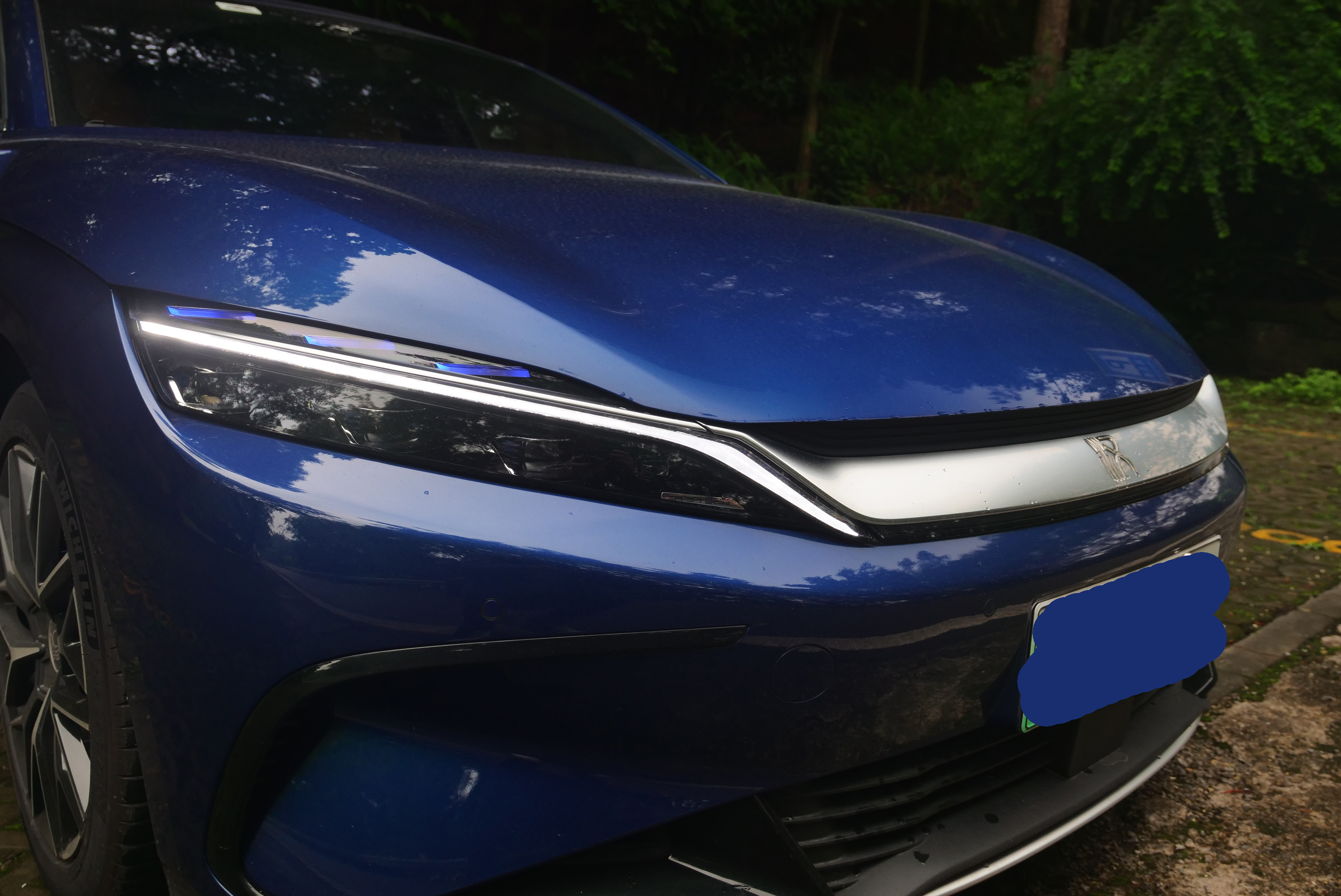 It has a recognizable appearance and a smooth paint finish that works well wherever you go iNEWS