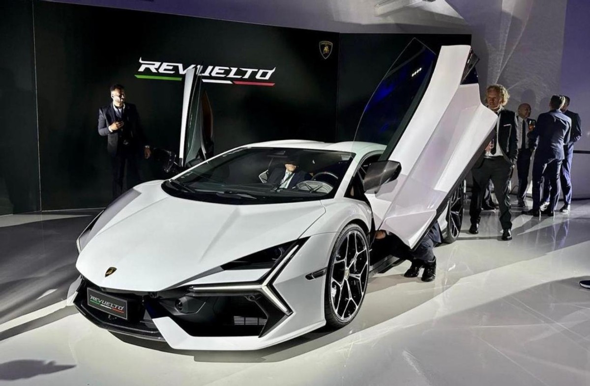 Revuelto's new big cow, 12cylinder engine exposed, pure