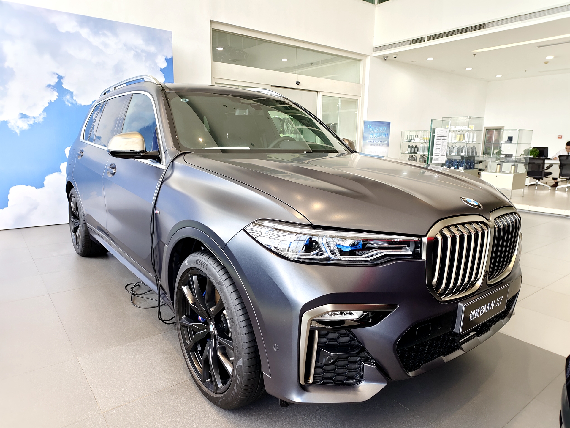 4t动力加持 实拍宝马x7顶配m50i 不怒自威|小号撩车_独家资讯_汽势