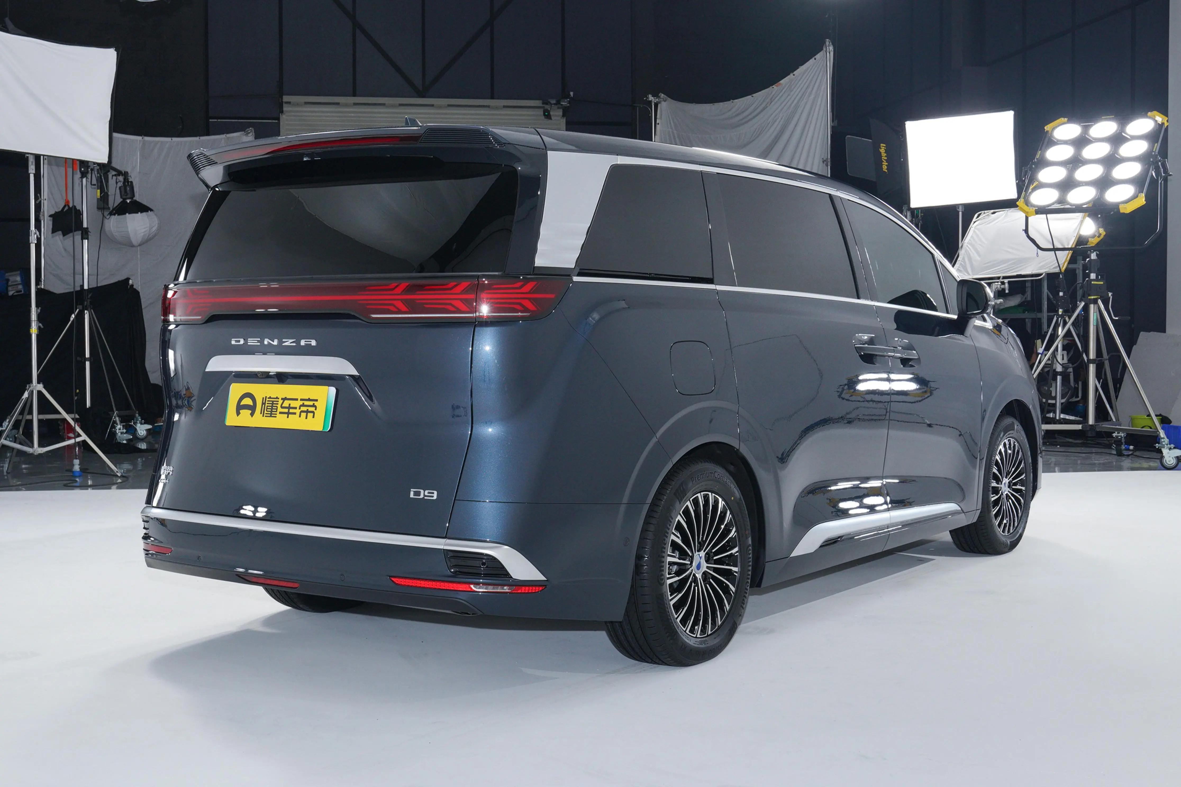 Equipped with panoramic sunroof + rear LCD screen + Dynaudio audio, let