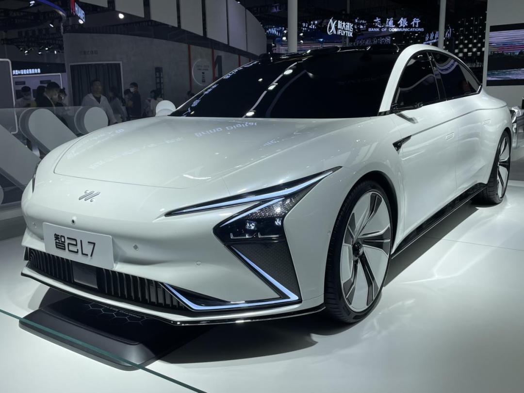 Zhiji L7 interior is officially announced, 39-inch fish screen is eye ...