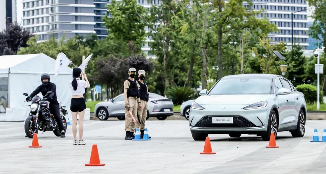 把车丢进冰窟、与杜卡迪比加速，北京汽车挺会玩