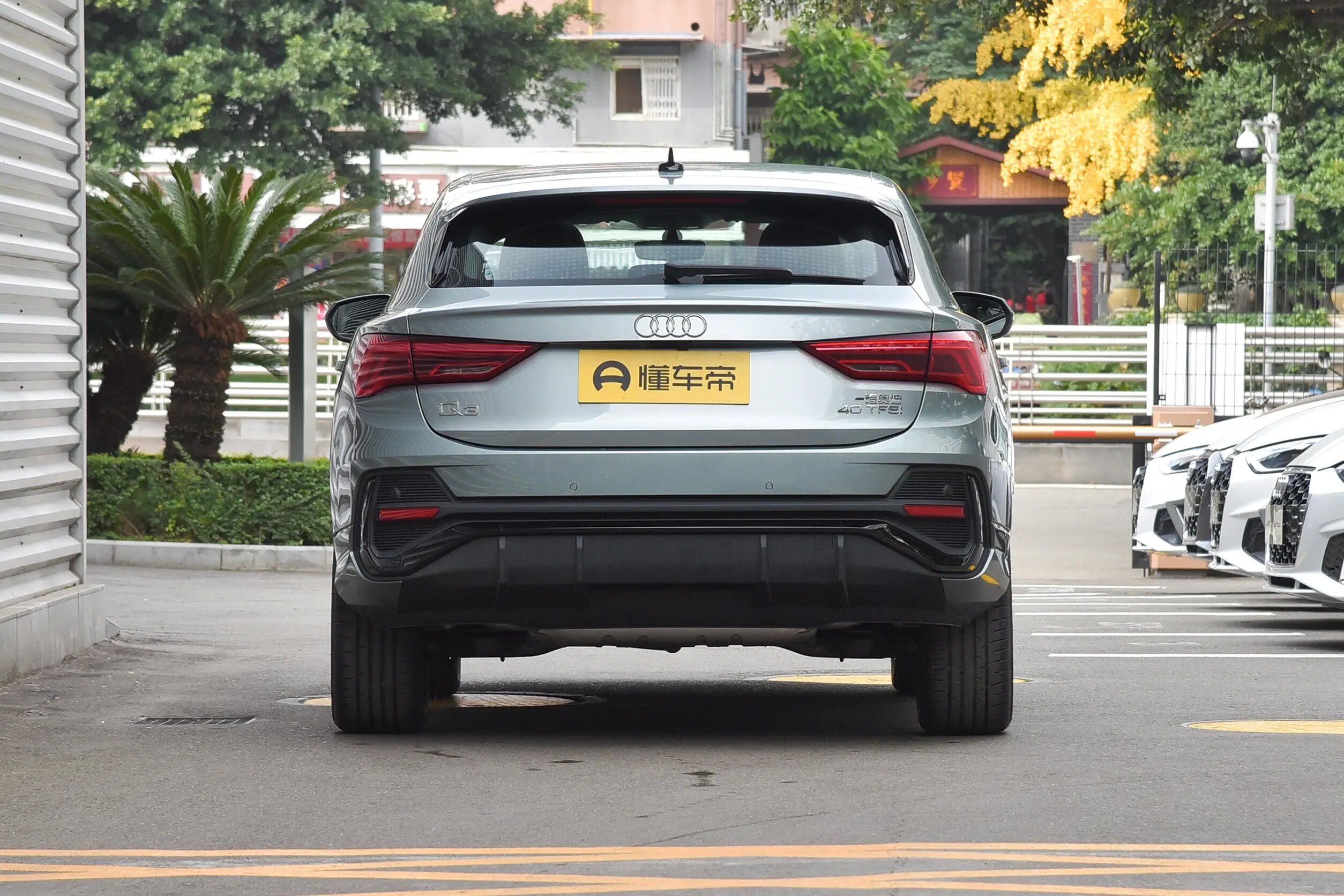 What's the difference between "Audi Q3" and "Q3 Sportback" siblings iNEWS