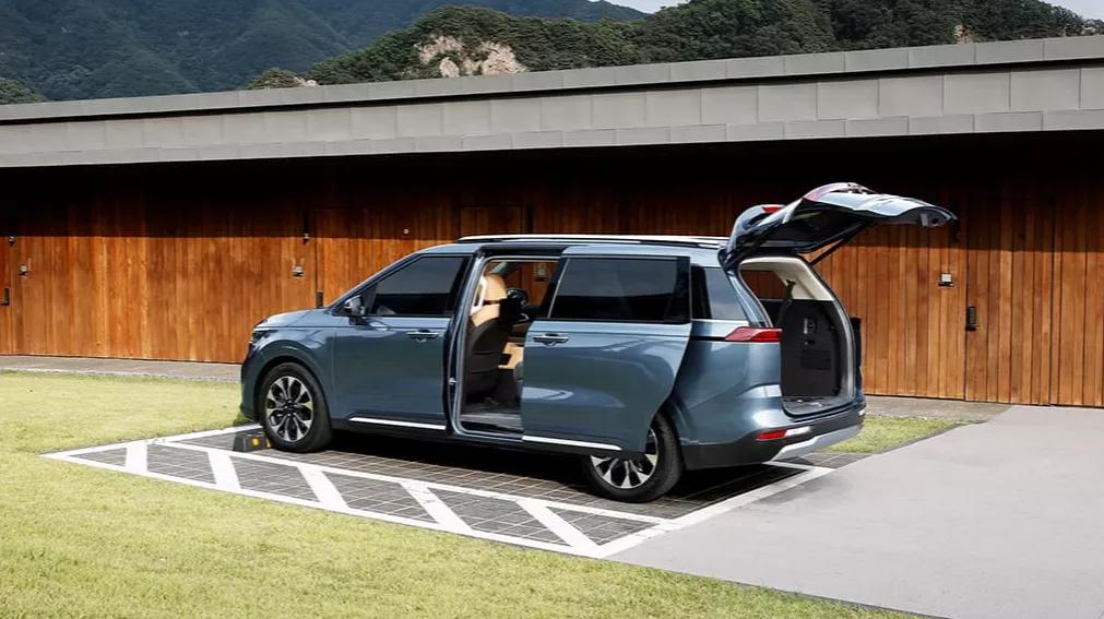 起亚牌移动魔术室：车宽2米、轴距3米，后排能打小麻将