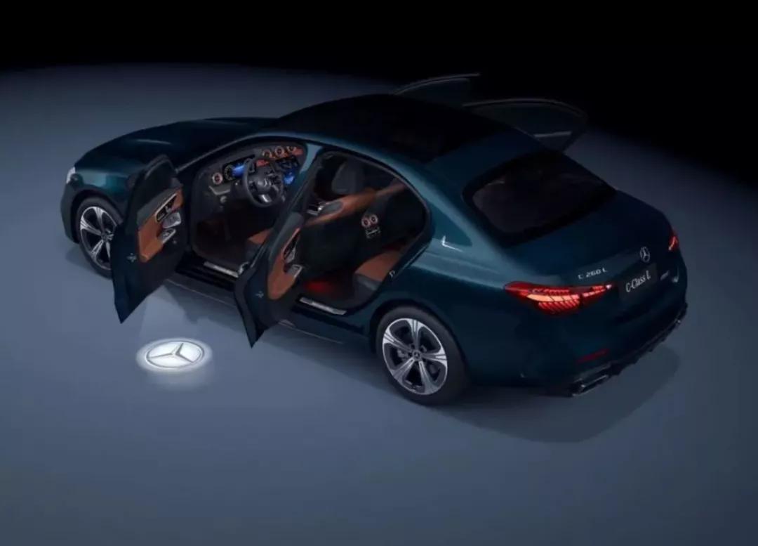 豪车馆人流络绎不绝，消费者都这么有钱了吗？