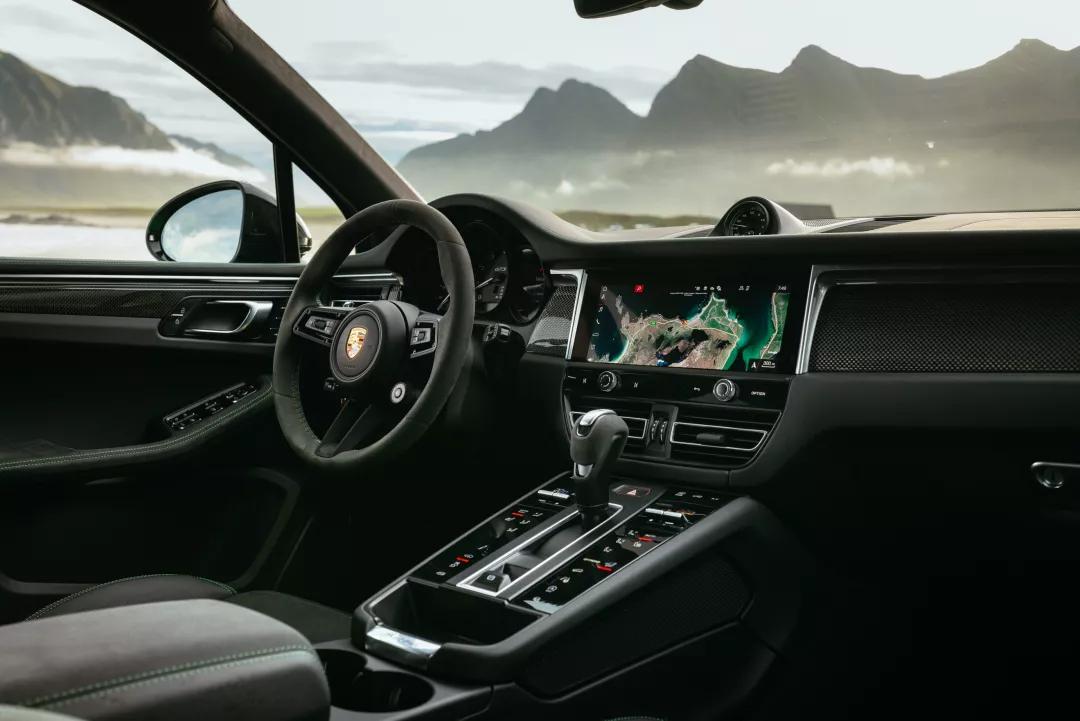 保时捷Macan再次中期改款，外观变化不大、动力提升明显