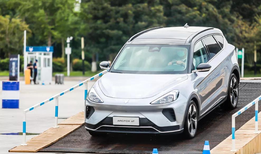 极狐正在织的两张网，一张能源网，一张服务网