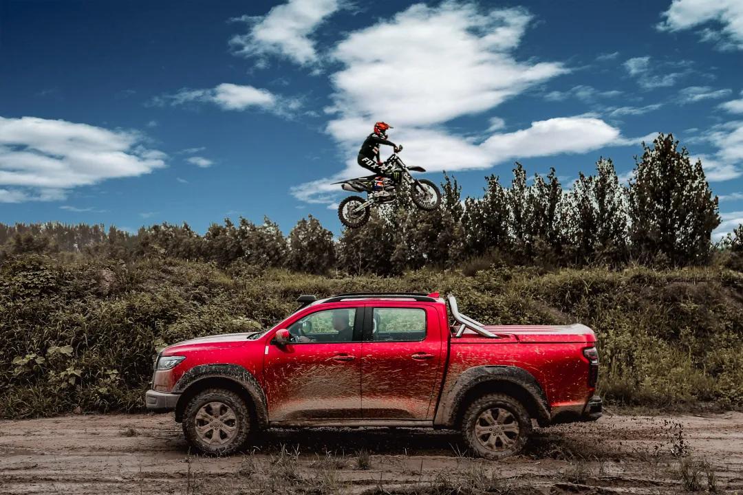 买SUV去自驾游，不如买更全能的它